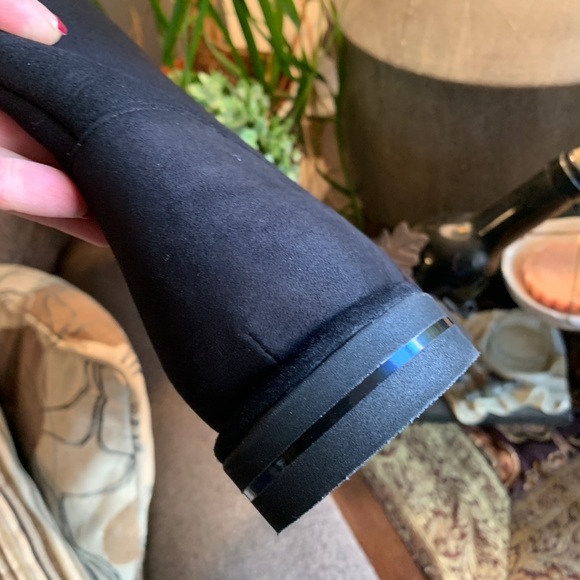 Authentic STUART WEITZMAN SOFT Genuine Shearling 10"H cozy boots - Picture 10 of 15